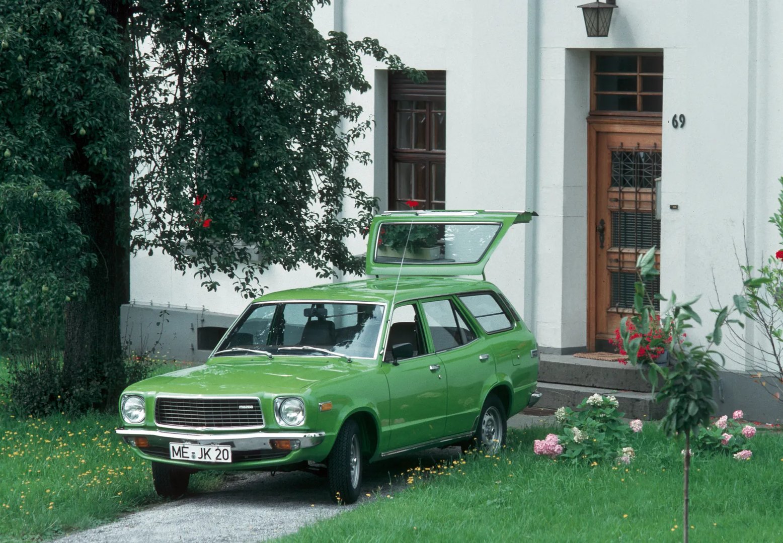 Mazda_818_1_generation__Estate_5-door__1.jpg