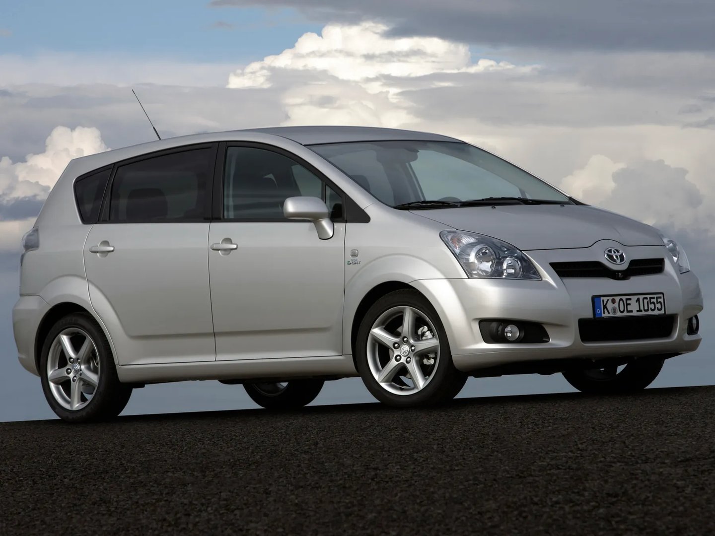 Toyota_Corolla_Verso_1_generation_restyling_2__Compact_Van__1.jpg