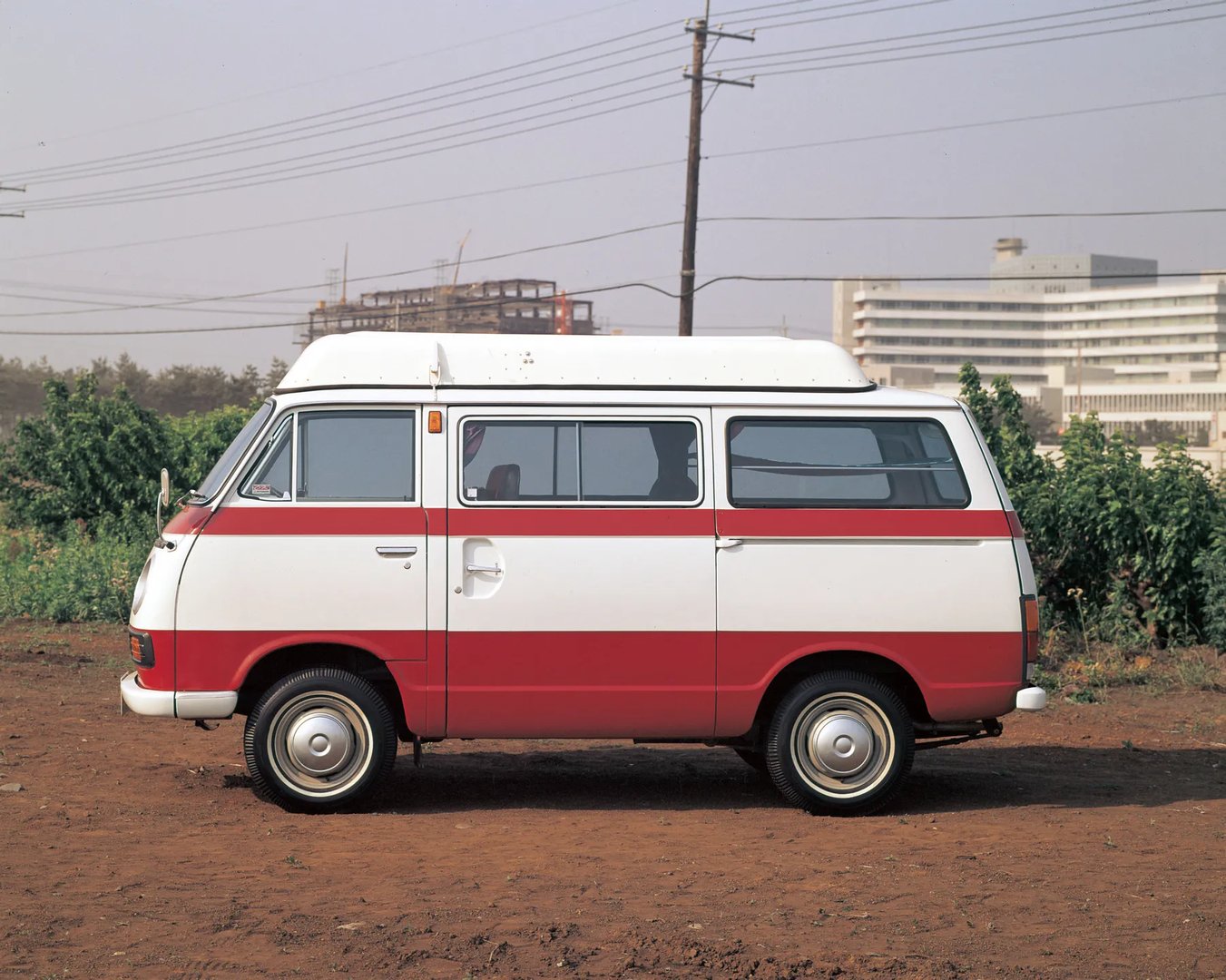 Mitsubishi_Delica_1_generation__Minivan__1.jpg