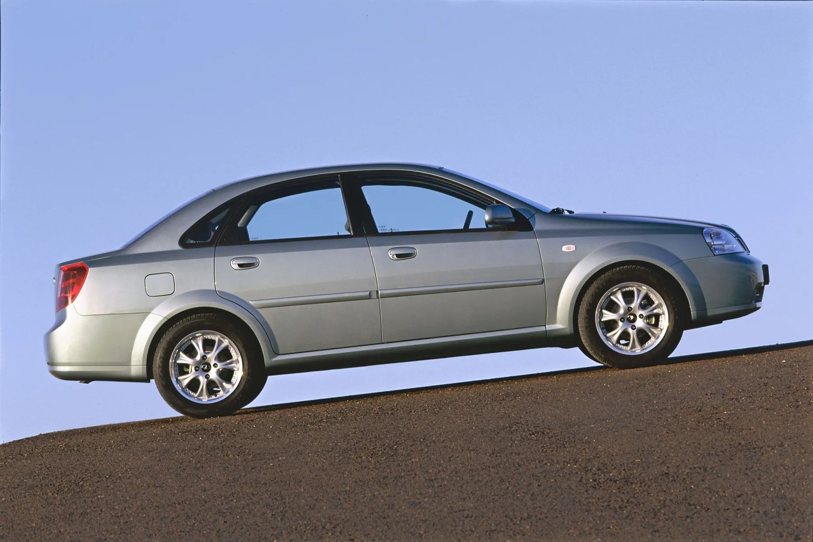 Daewoo_Nubira_3_generation__Sedan__4.jpg