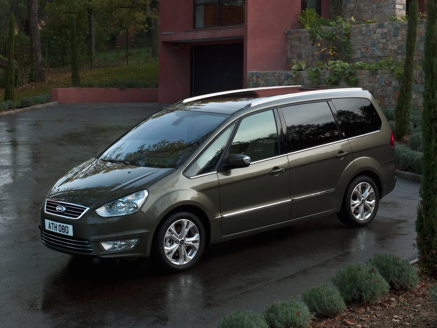 Ford_Galaxy_2_generation_restyling__Minivan__1.jpg