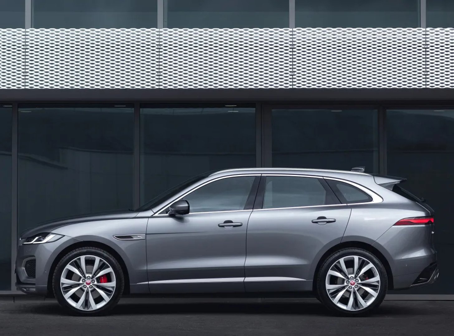 Jaguar_F-Pace_1_generation_restyling__SUV_5-doors__4.jpg