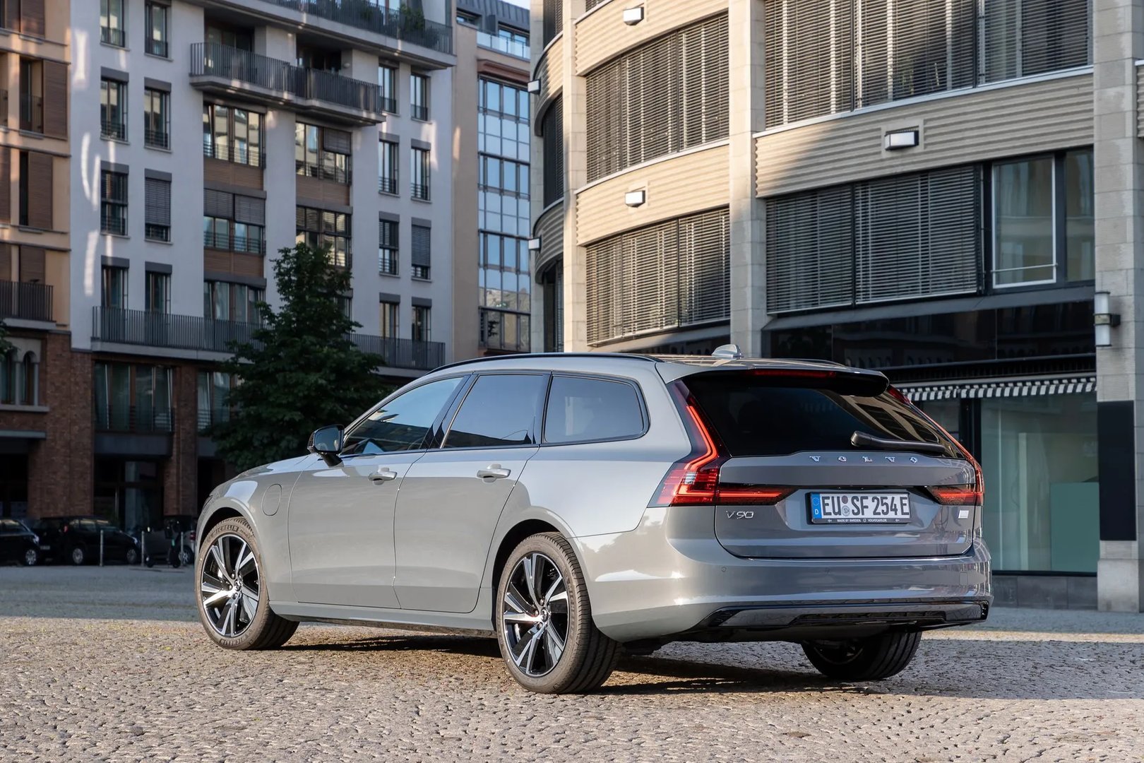 Volvo_V90_2_generation_restyling_1__Estate_5-door__5.jpg