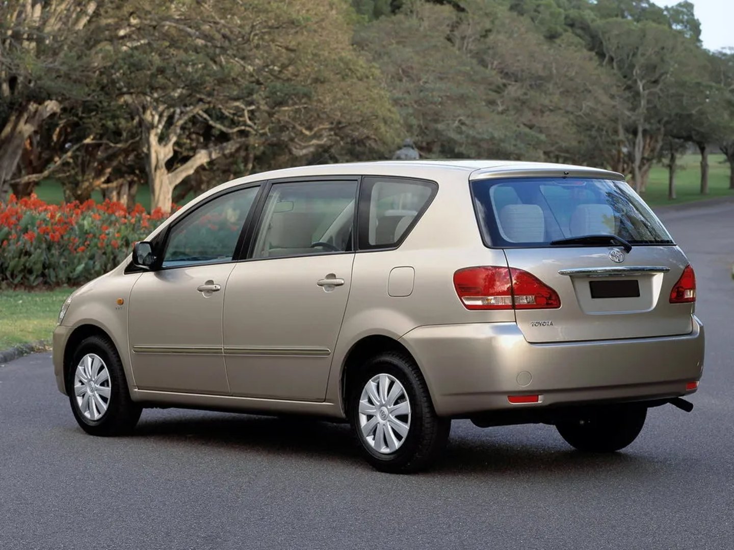 Toyota_Picnic_2_generation__Compact_Van__4.jpg