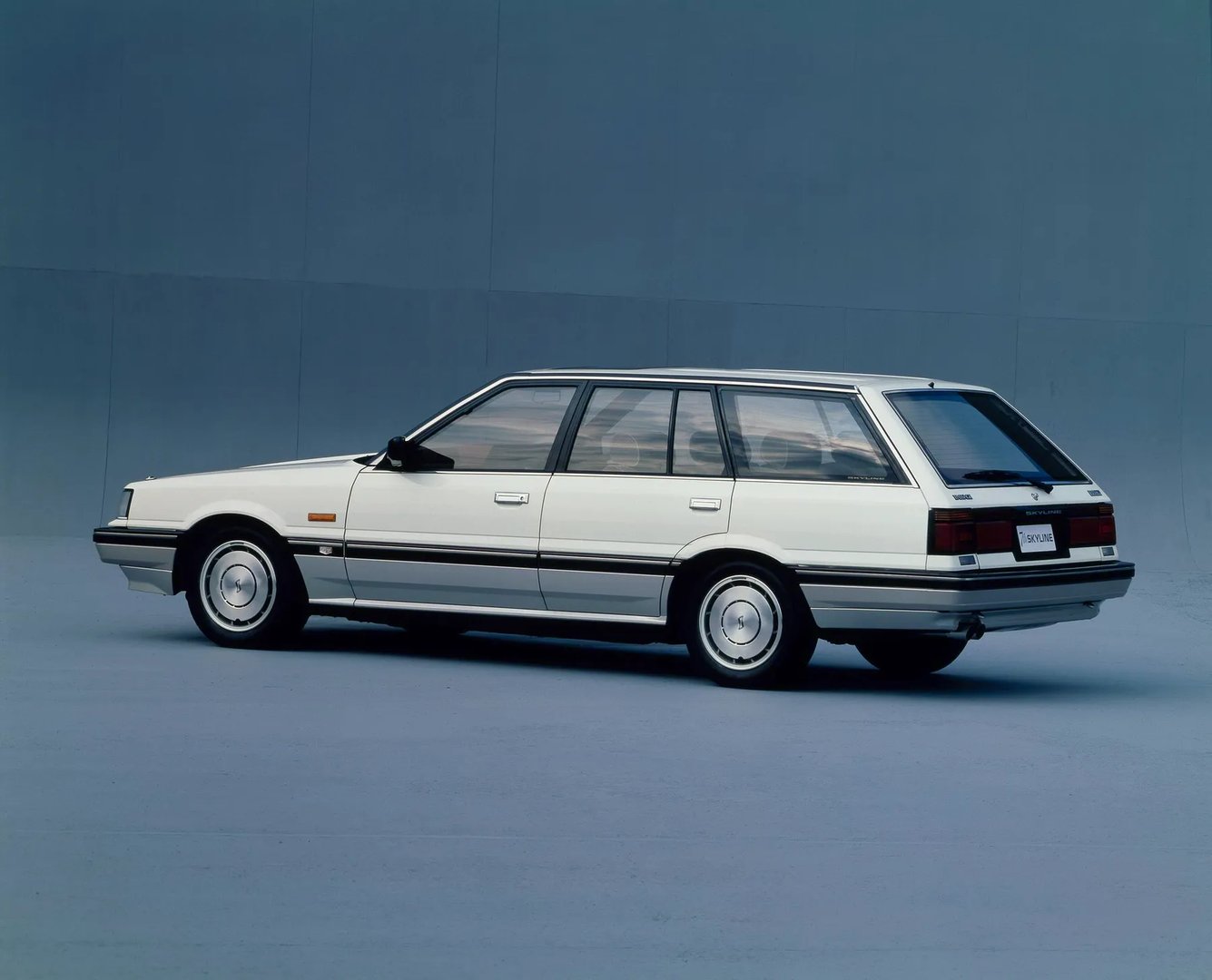 Nissan_Skyline_7_generation__Estate_5-door__1.jpg