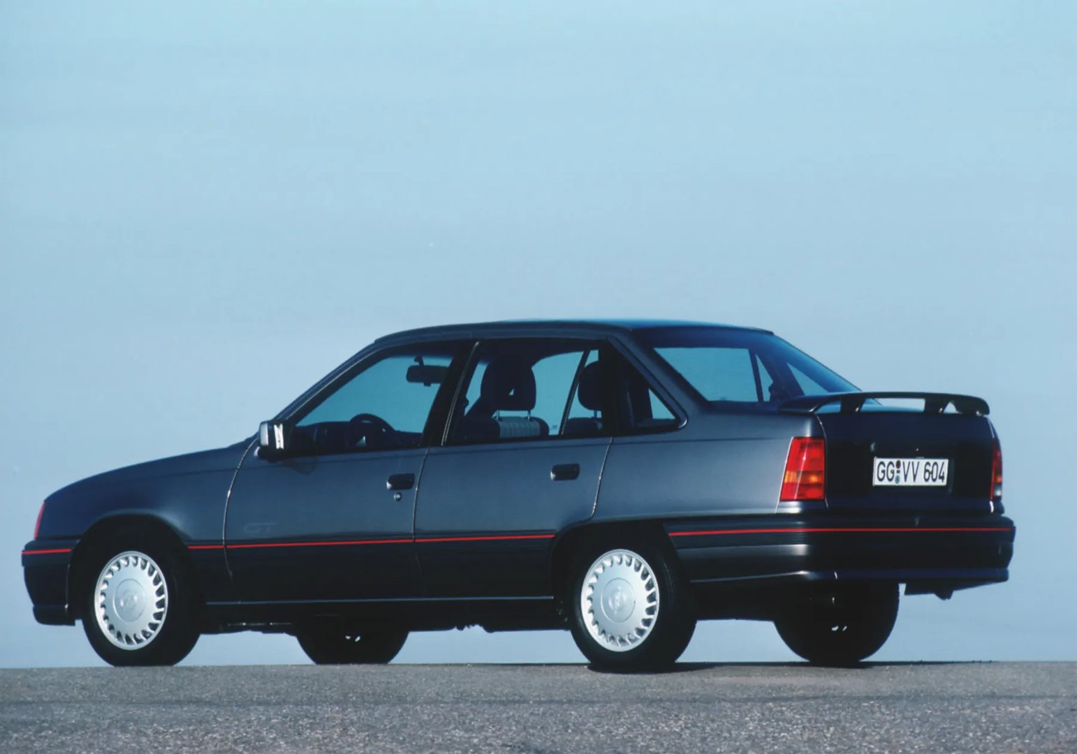 Opel_Kadett_5_generation_restyling__Sedan__1.jpg