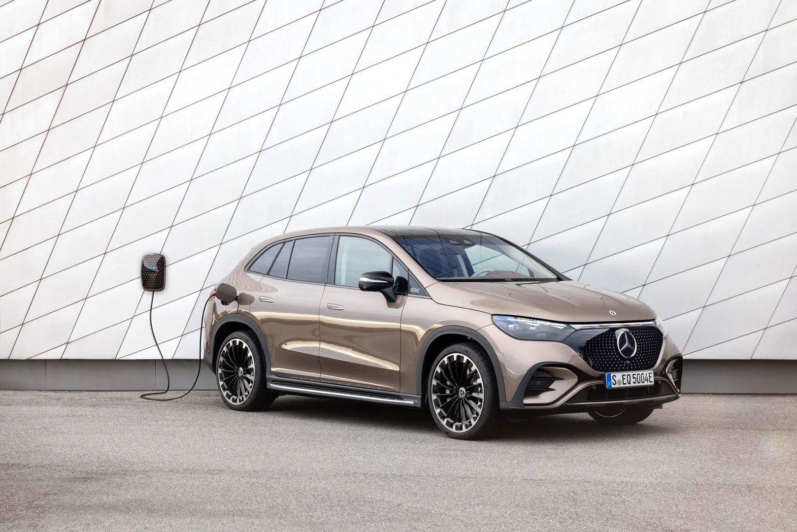 Mercedes_EQE_SUV_1_generation__SUV_5-doors__6.jpg