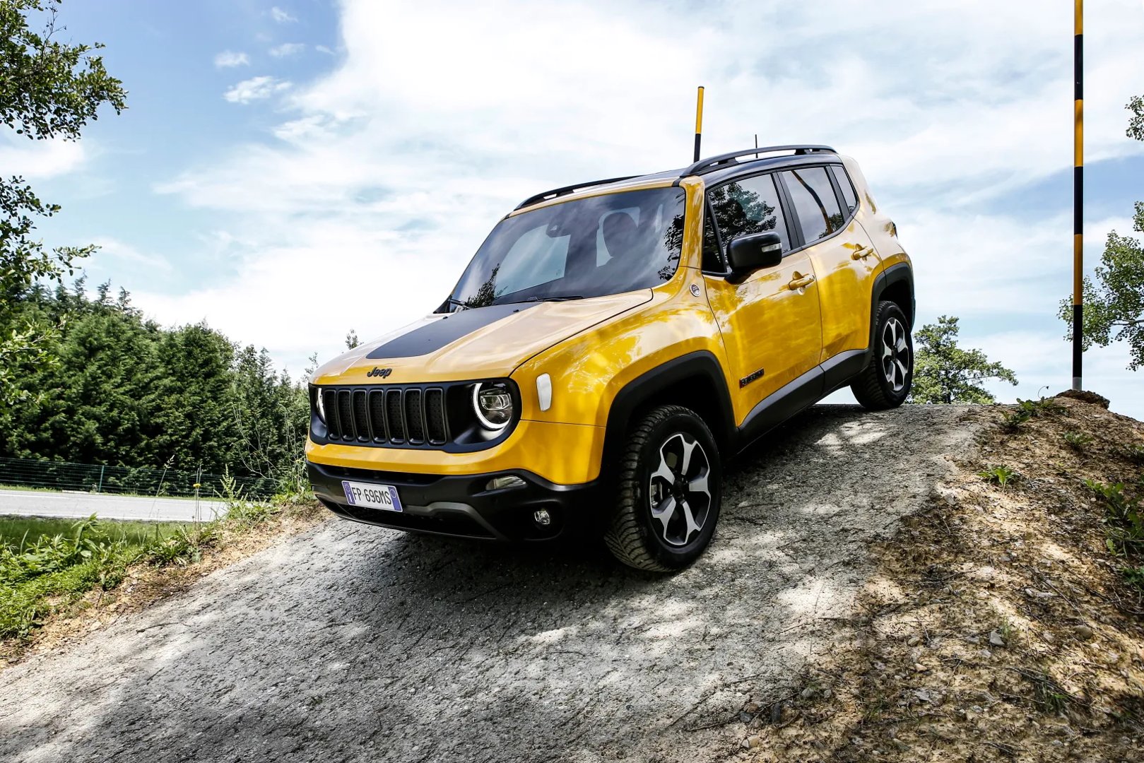Jeep_Renegade_1_generation__SUV_5-doors__4.jpg