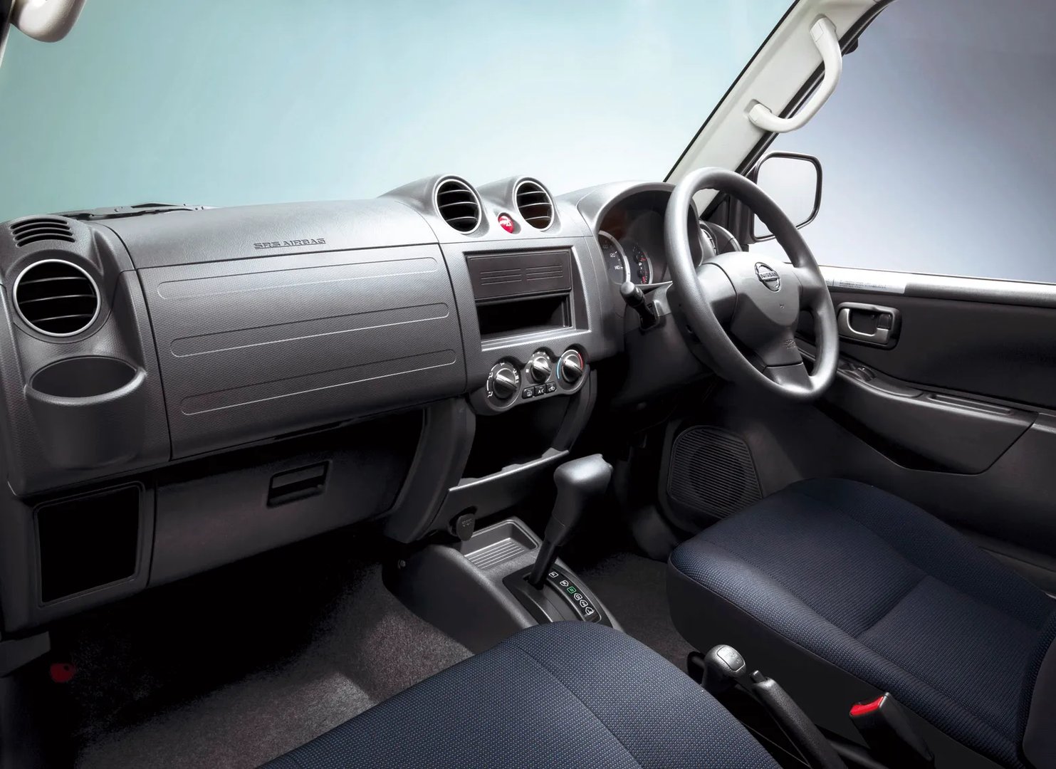 Nissan_Kix_(Japan)_1_generation__SUV_3-doors__7.jpg