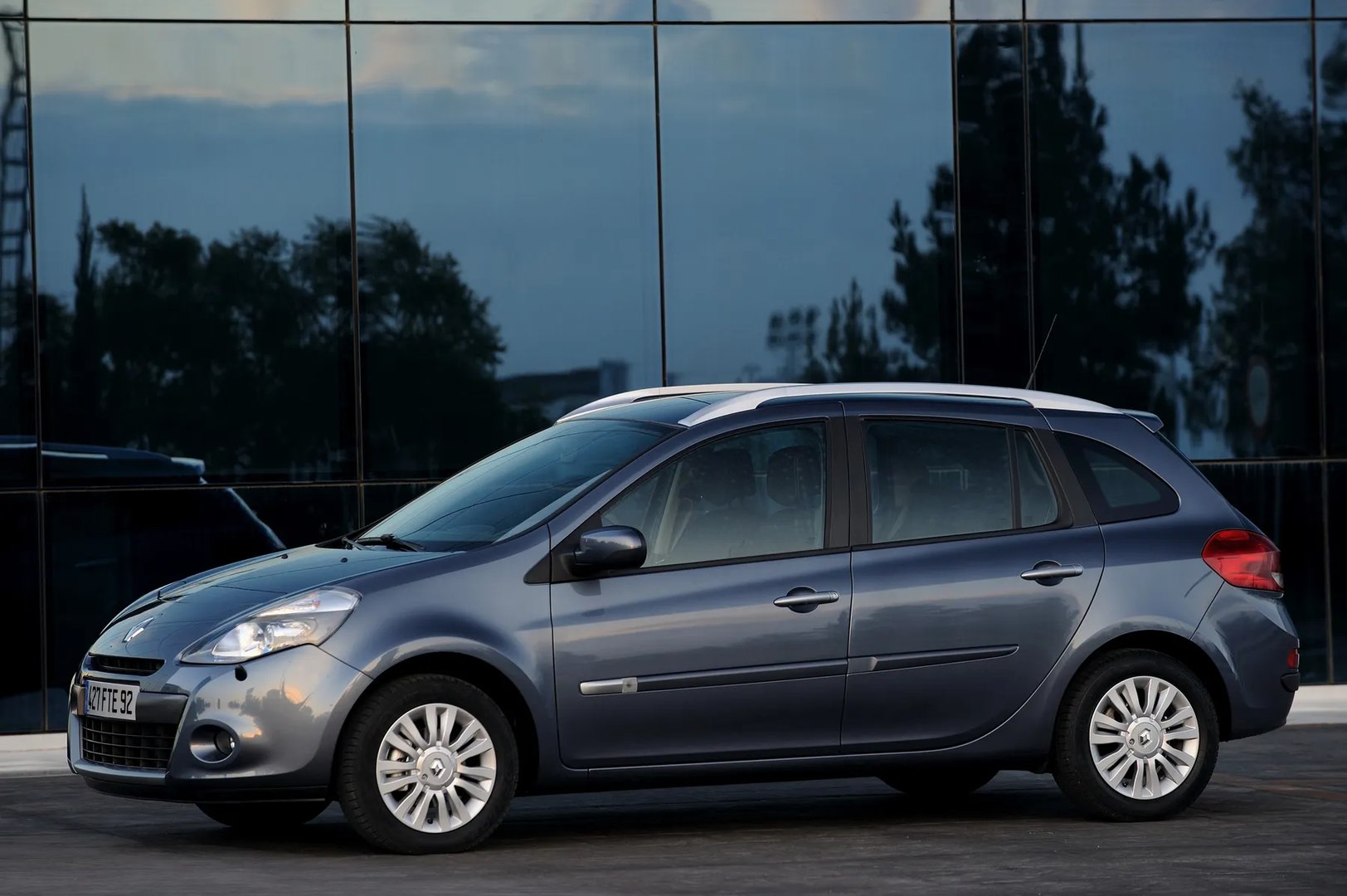 Renault_Clio_3_generation_restyling__Estate_5-door__2.jpg