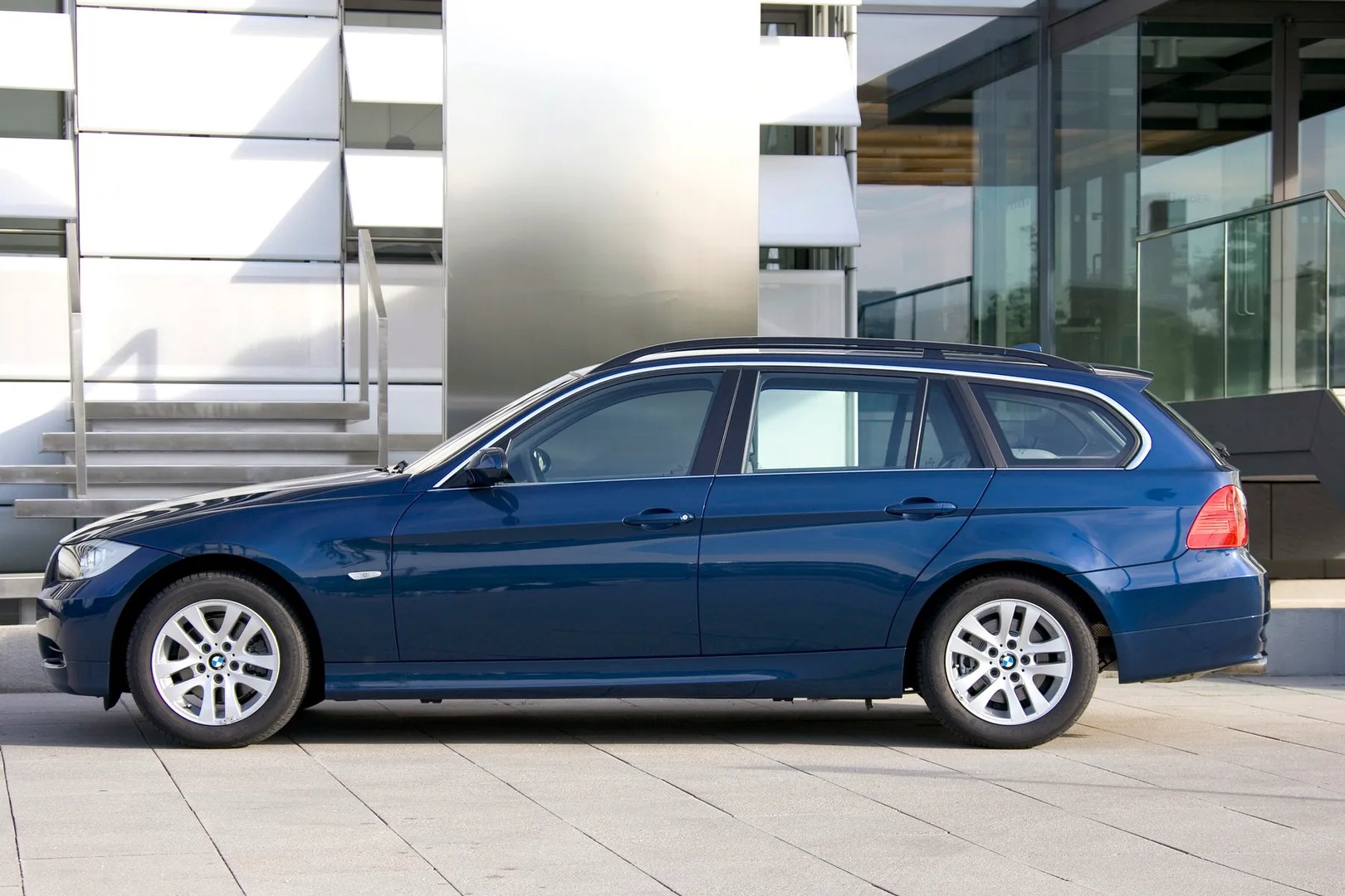 BMW_3_series_5_generation__Estate_5-door__4.jpg