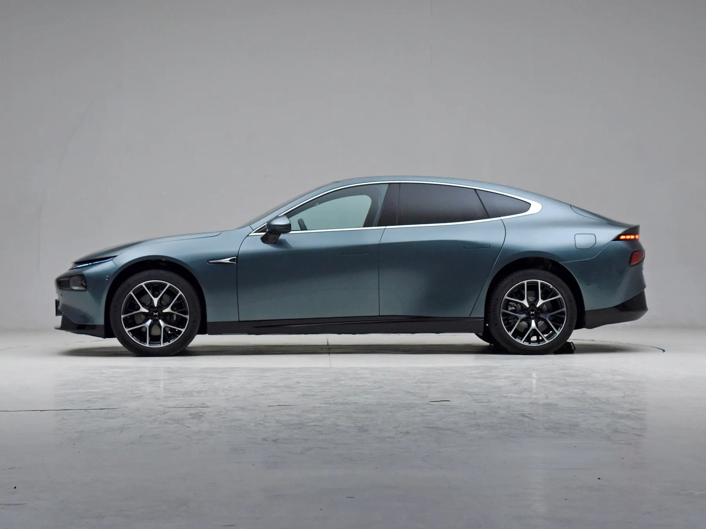 xpeng_P7_1_generation_restyling__Sedan__4.jpg