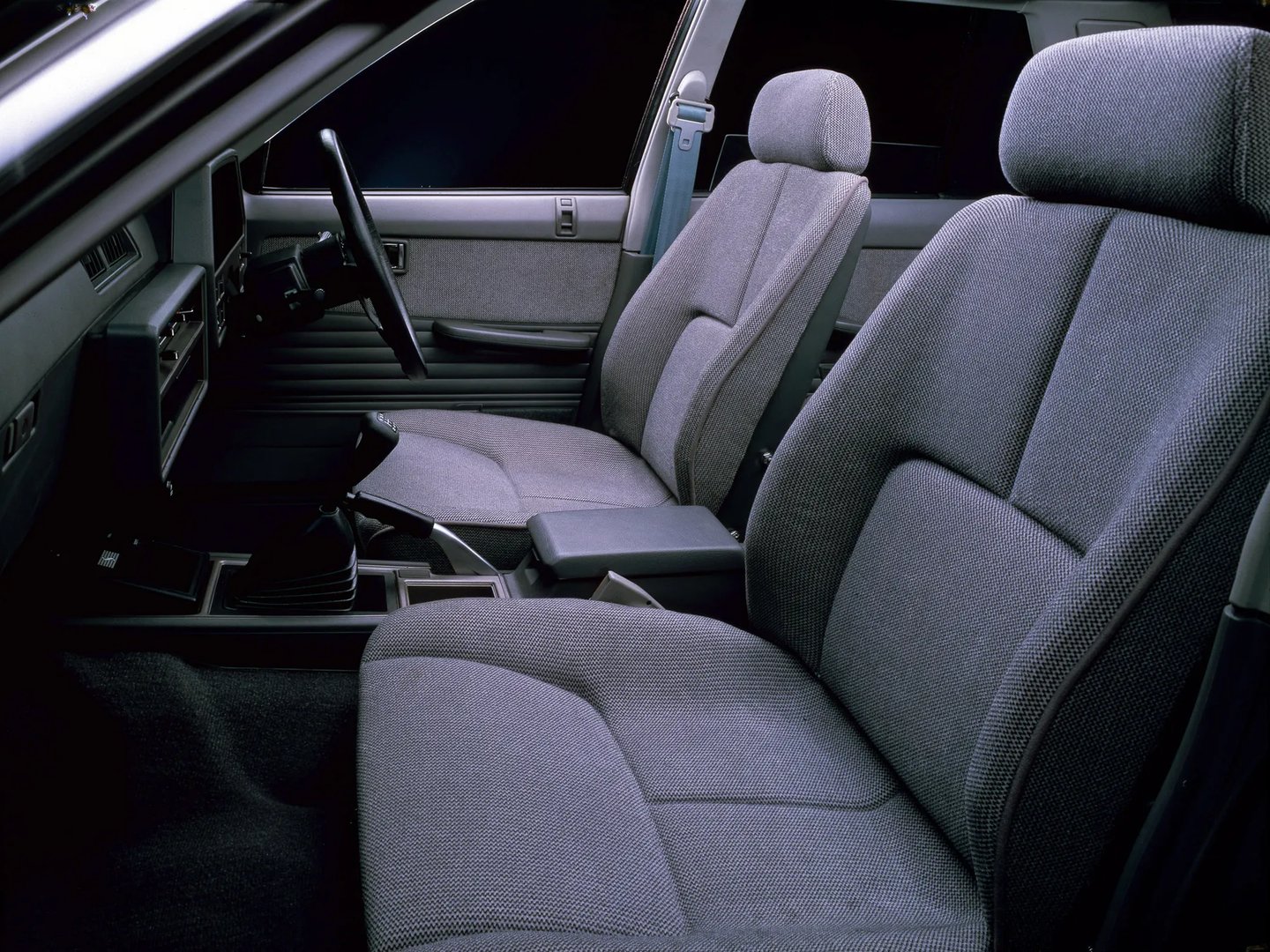 Nissan_Skyline_6_generation__Sedan__13.jpg