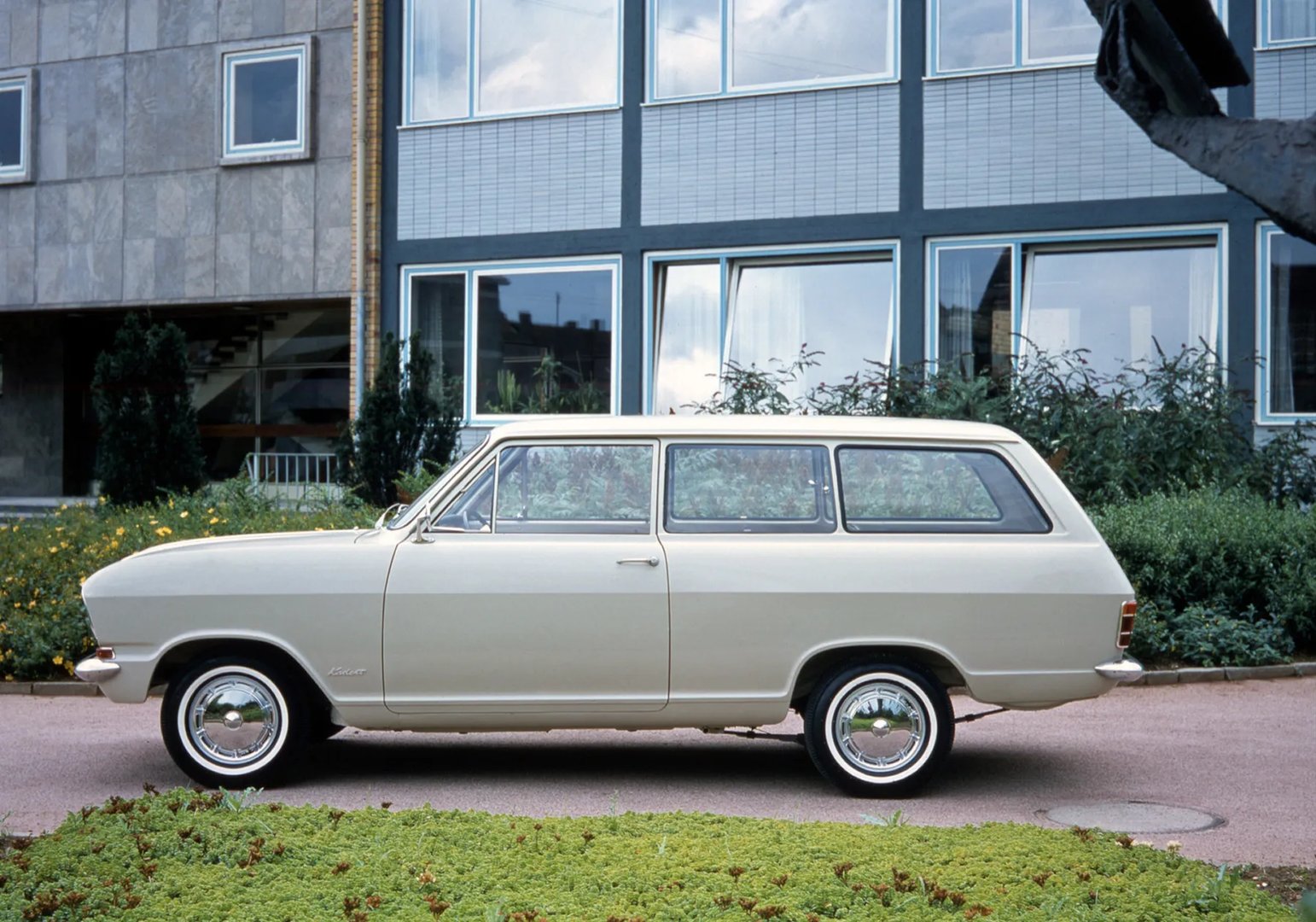 Opel_Kadett_2_generation__Estate_3-door__10.jpg