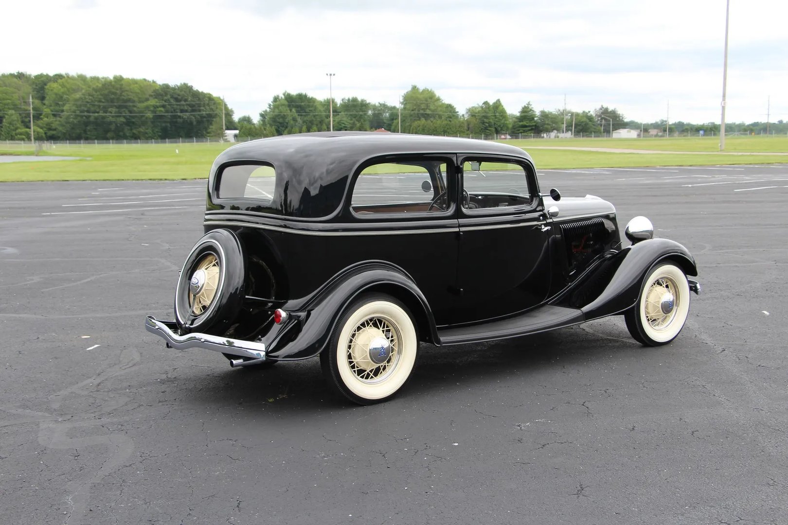 Ford_V8_1_generation__Sedan_2-doors__2.jpg