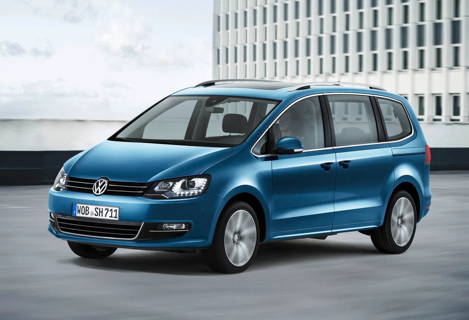 Volkswagen_Sharan_2_generation_restyling__Minivan__1.jpg
