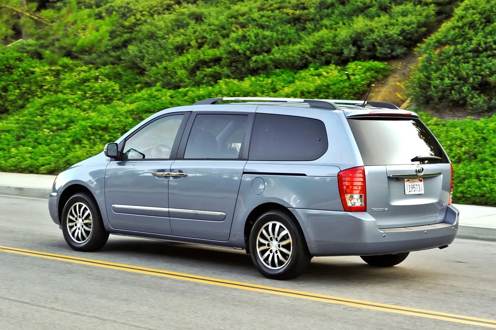 Kia_Sedona_2_generation_restyling__Minivan__2.jpg