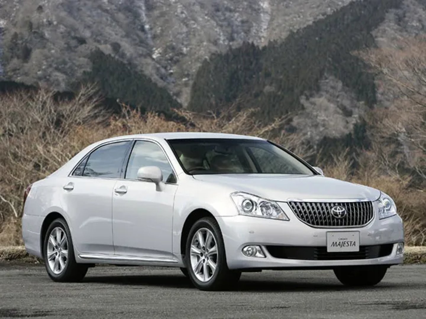 Toyota_Crown_Majesta_5_generation__Sedan__4.jpg