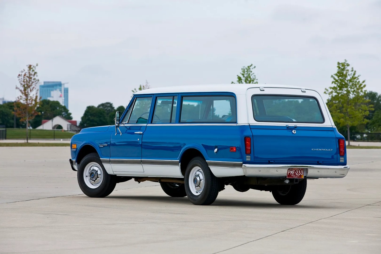 Chevrolet_Suburban_6_generation__Estate__1.jpg