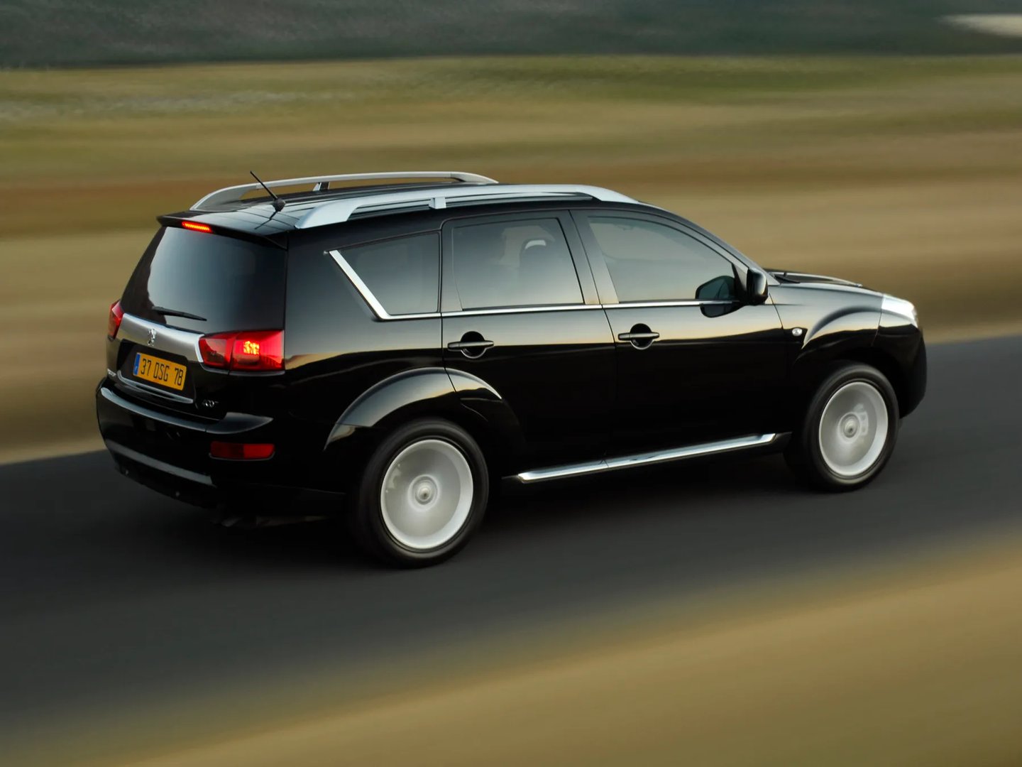 Peugeot_4007_1_generation__SUV_5-doors__12.jpg