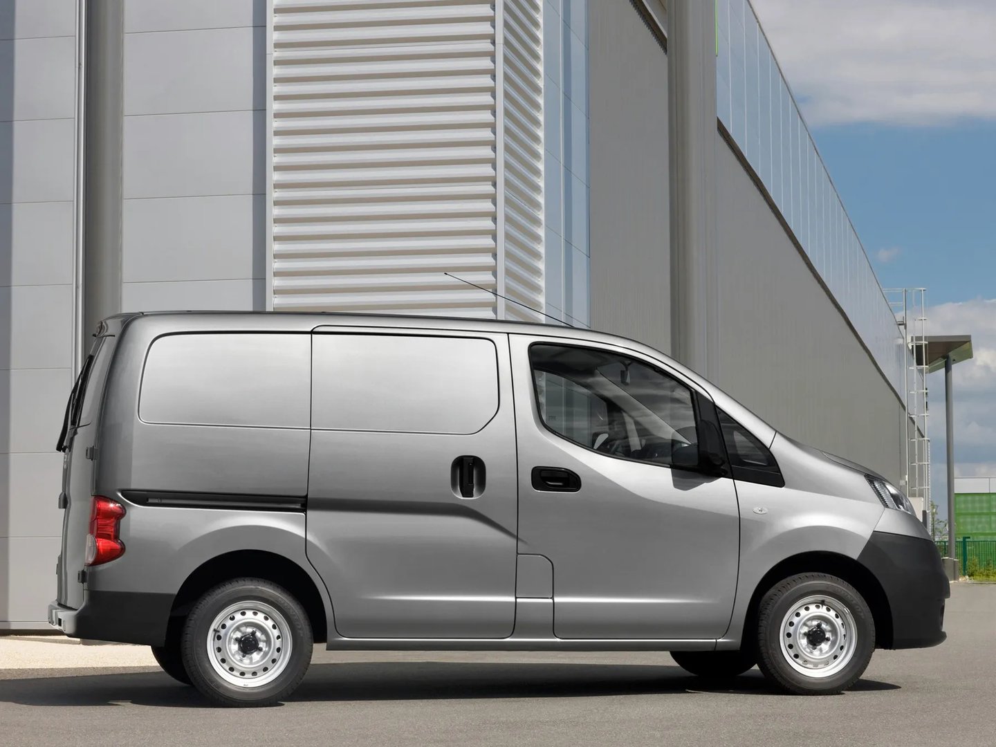 Nissan_NV200_1_generation__Van__2.jpg
