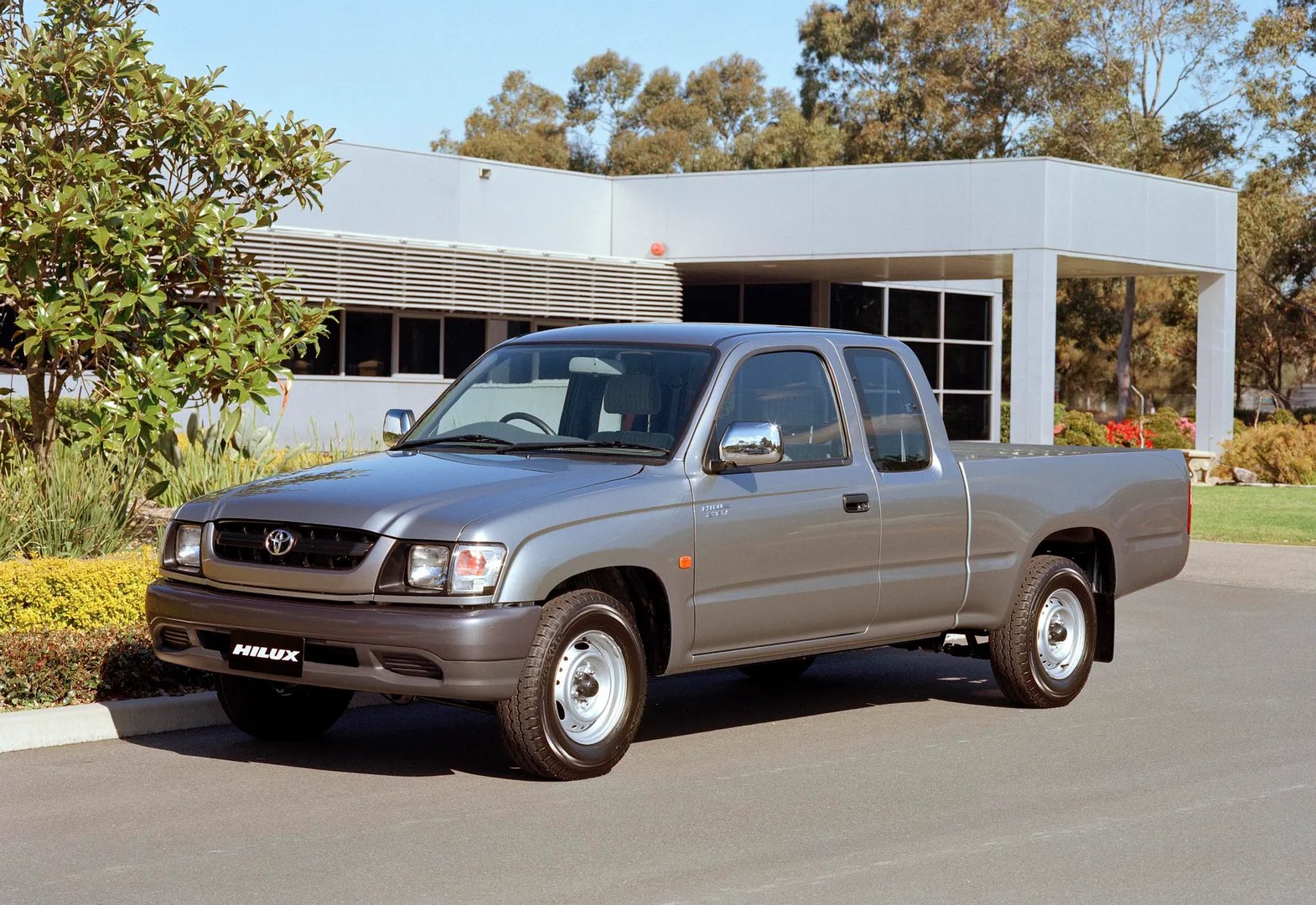 Toyota_Hilux_6_generation_restyling__Pickup_1.5-cab__4.jpg