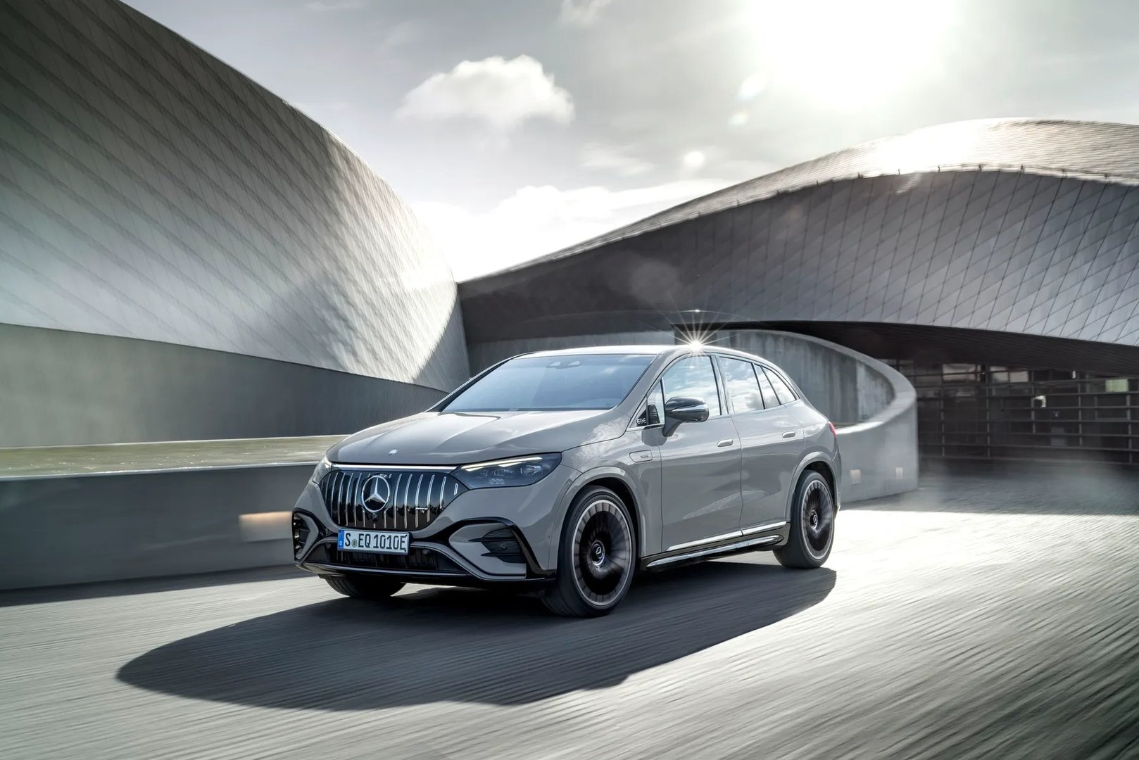 Mercedes_EQE_SUV_AMG_1_generation__SUV_5-doors__4.jpg