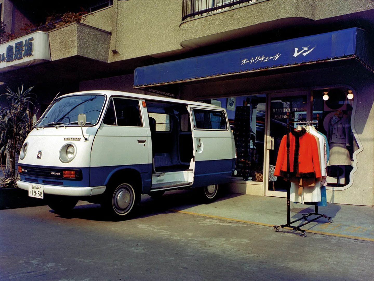 Mitsubishi_Delica_1_generation__Minivan__8.jpg