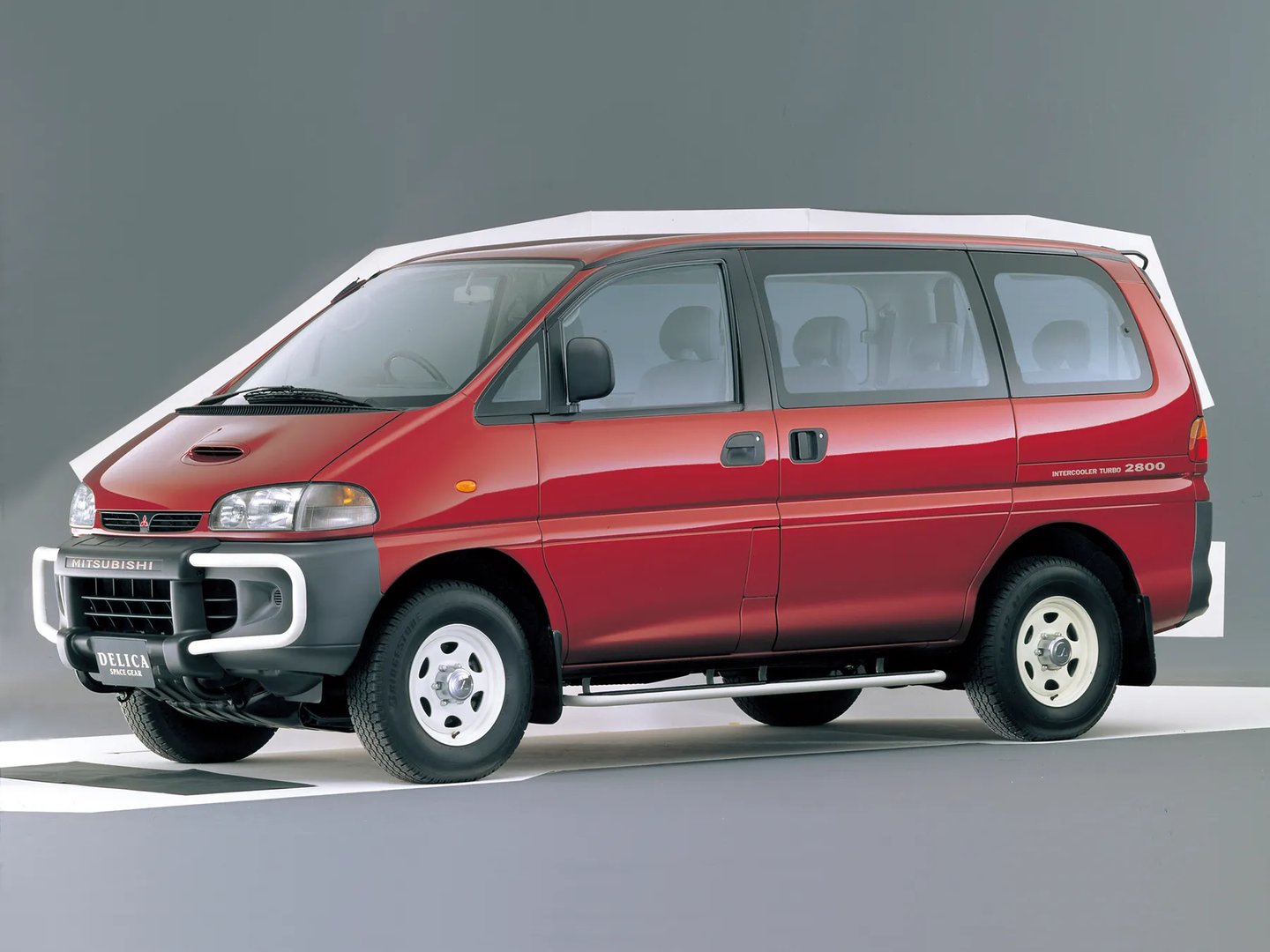 Mitsubishi_Delica_4_generation_restyling__Minivan__1.jpg