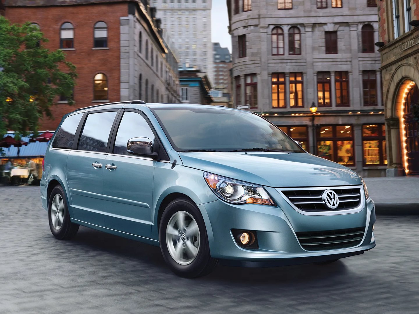 Volkswagen_Routan_1_generation__Minivan__6.jpg