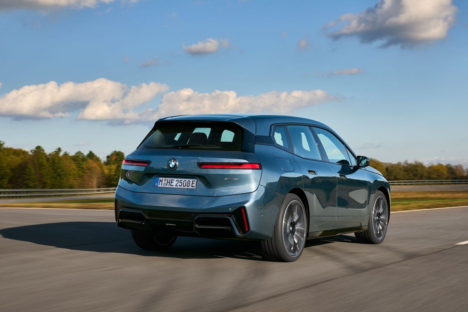 bmw_iX_1_generation_restyling__SUV_5-doors__16.jpg