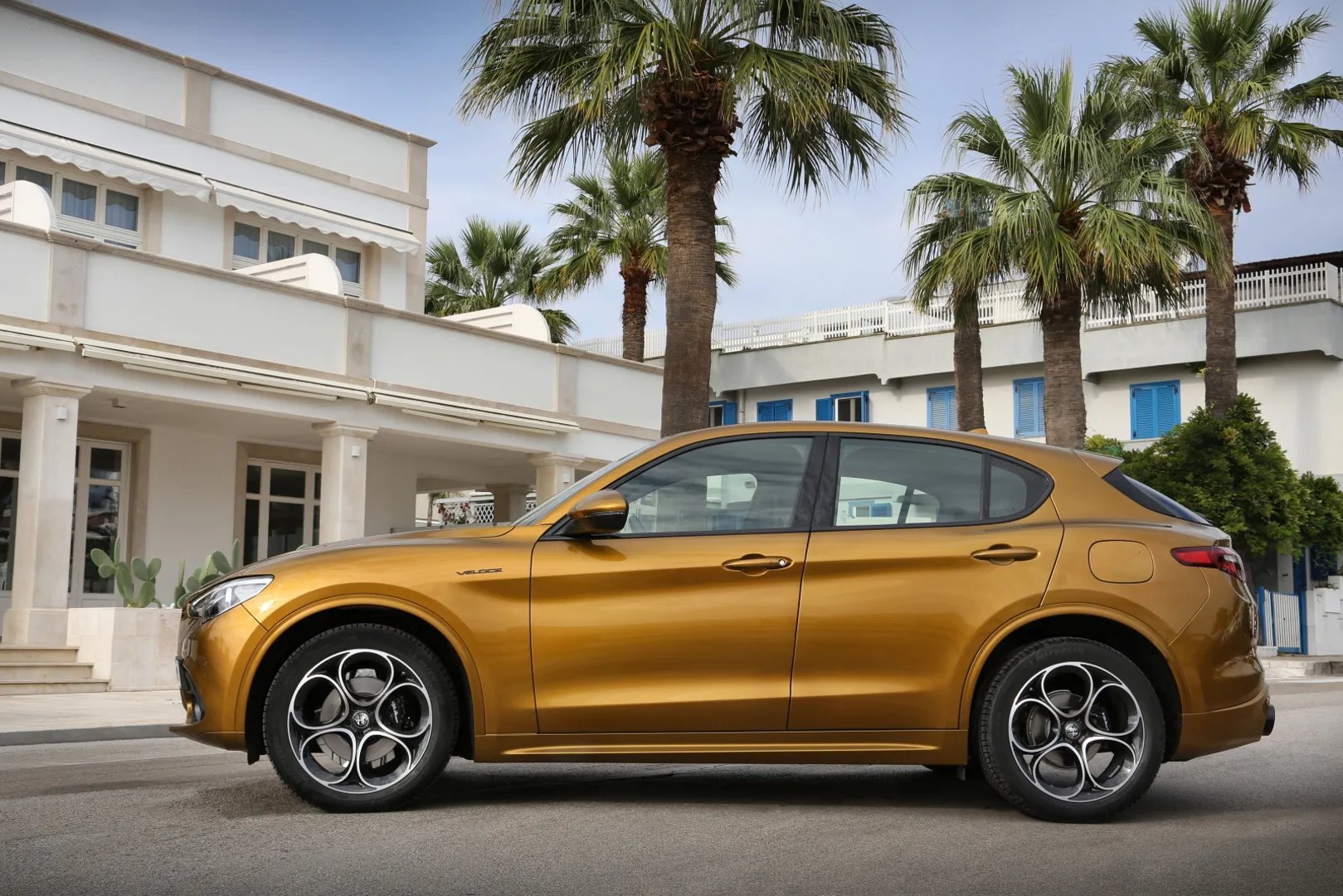 Alfa Romeo_Stelvio_1_generation__SUV_5-doors__4.jpg