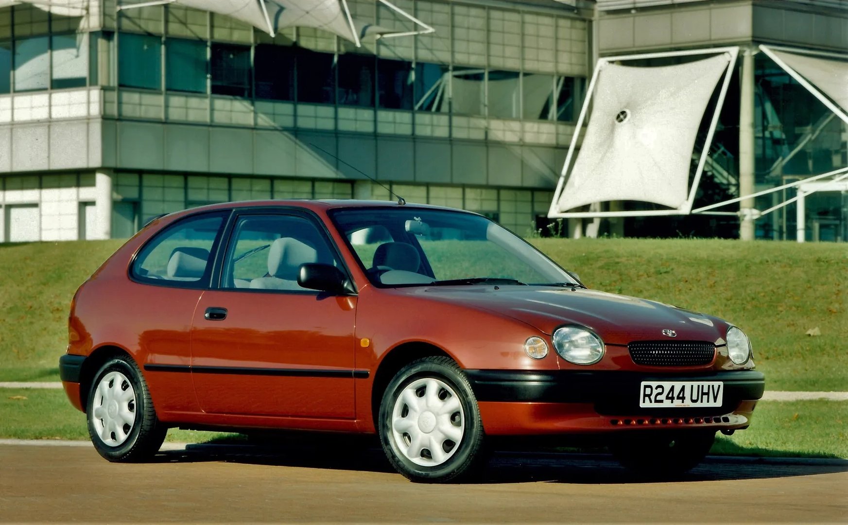 Toyota_Corolla_8_generation__Hatchback_3-door__3.jpg