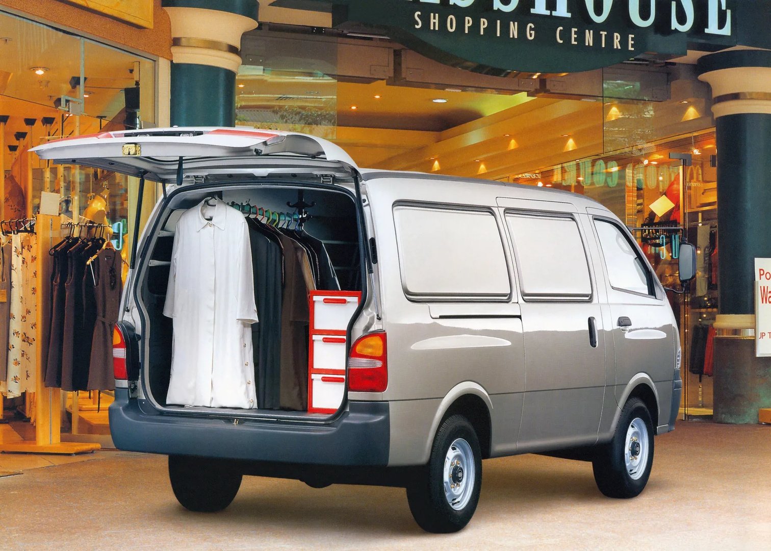 Kia_Pregio_1_generation__Van__1.jpg