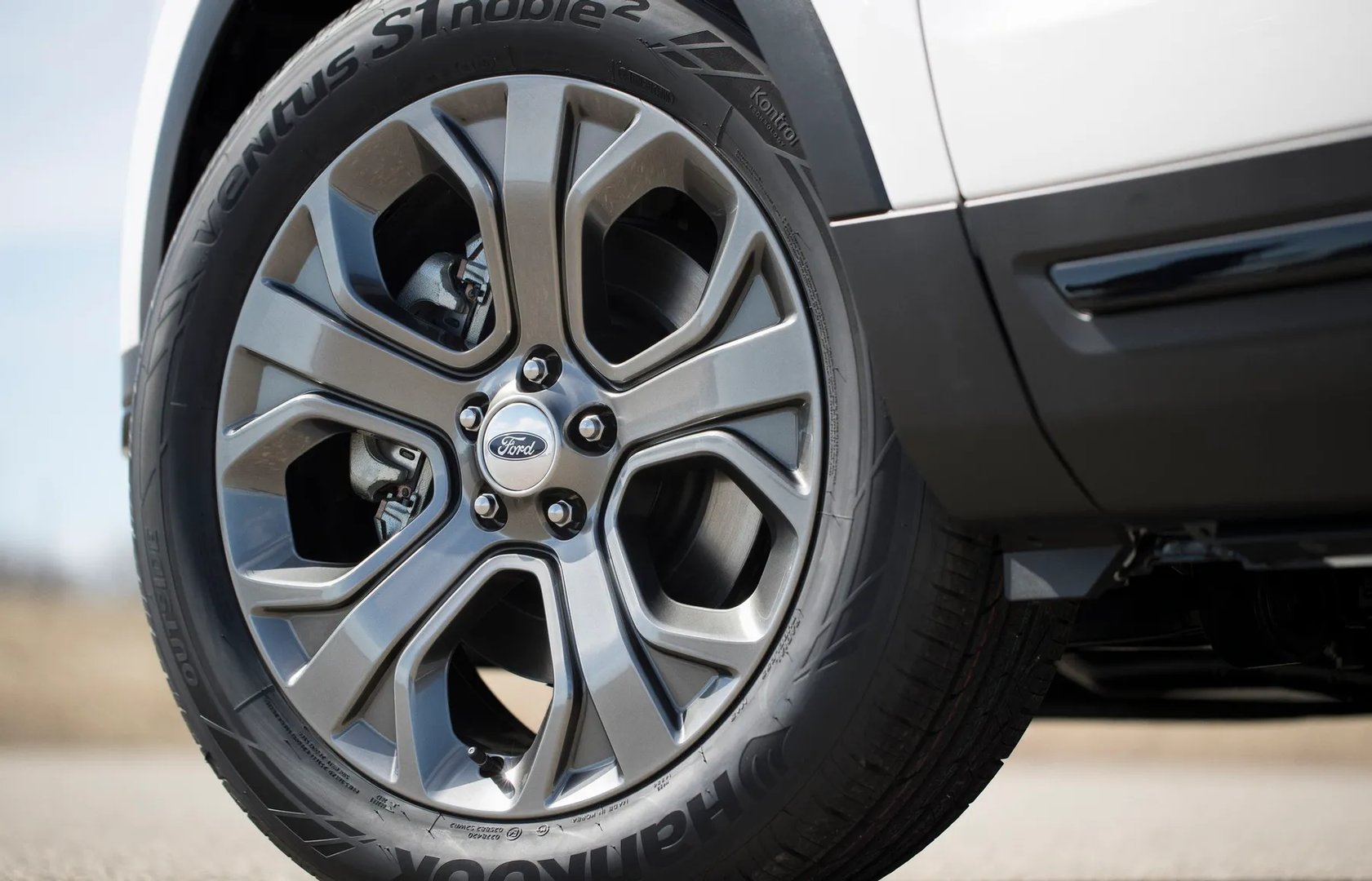Ford_Explorer_5_generation_restyling_2__SUV_5-doors__7.jpg