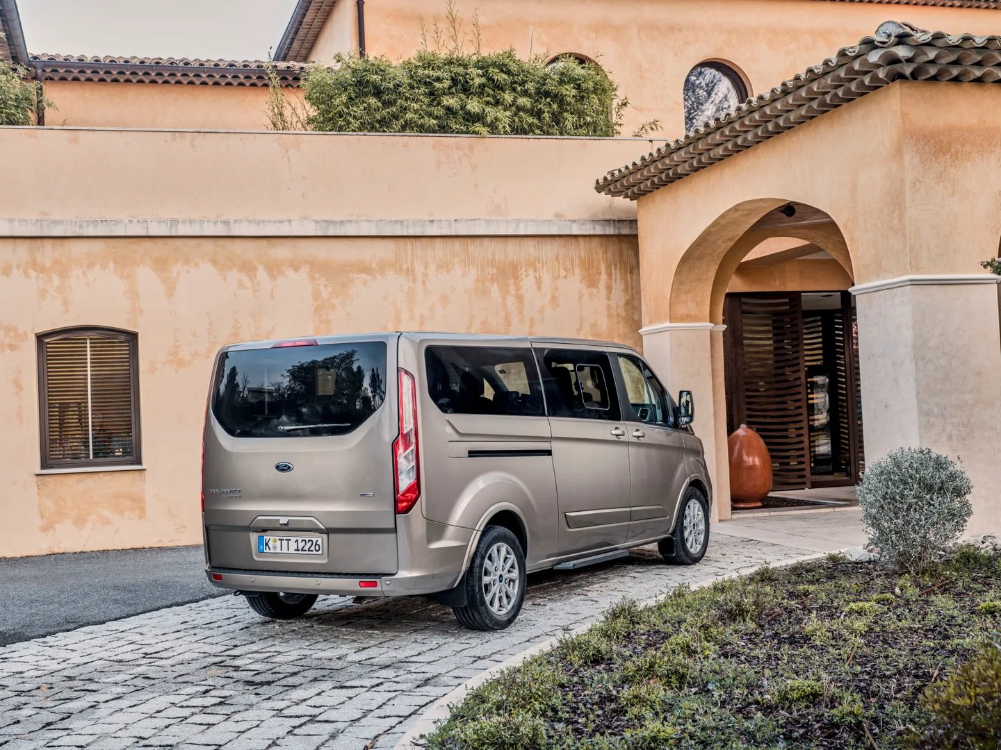 Ford_Tourneo_Custom_1_generation_restyling__Minivan_Long__2.jpg