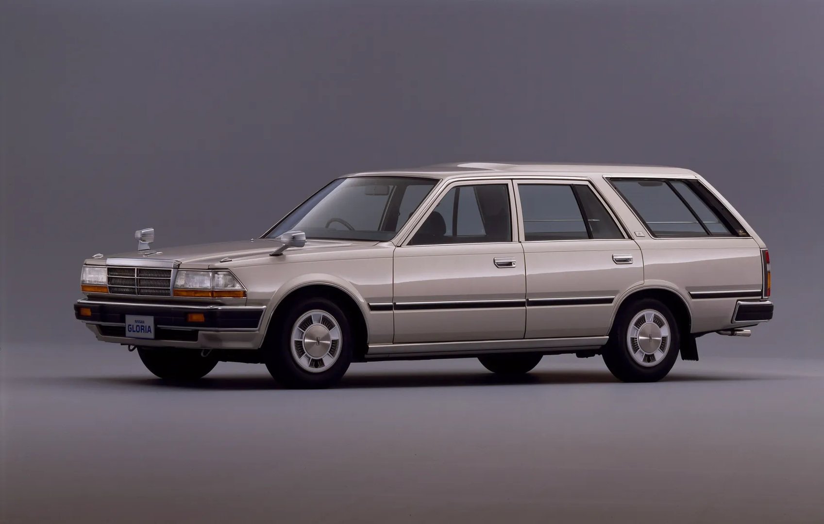 Nissan_Gloria_7_generation__Estate_5-door__7.jpg