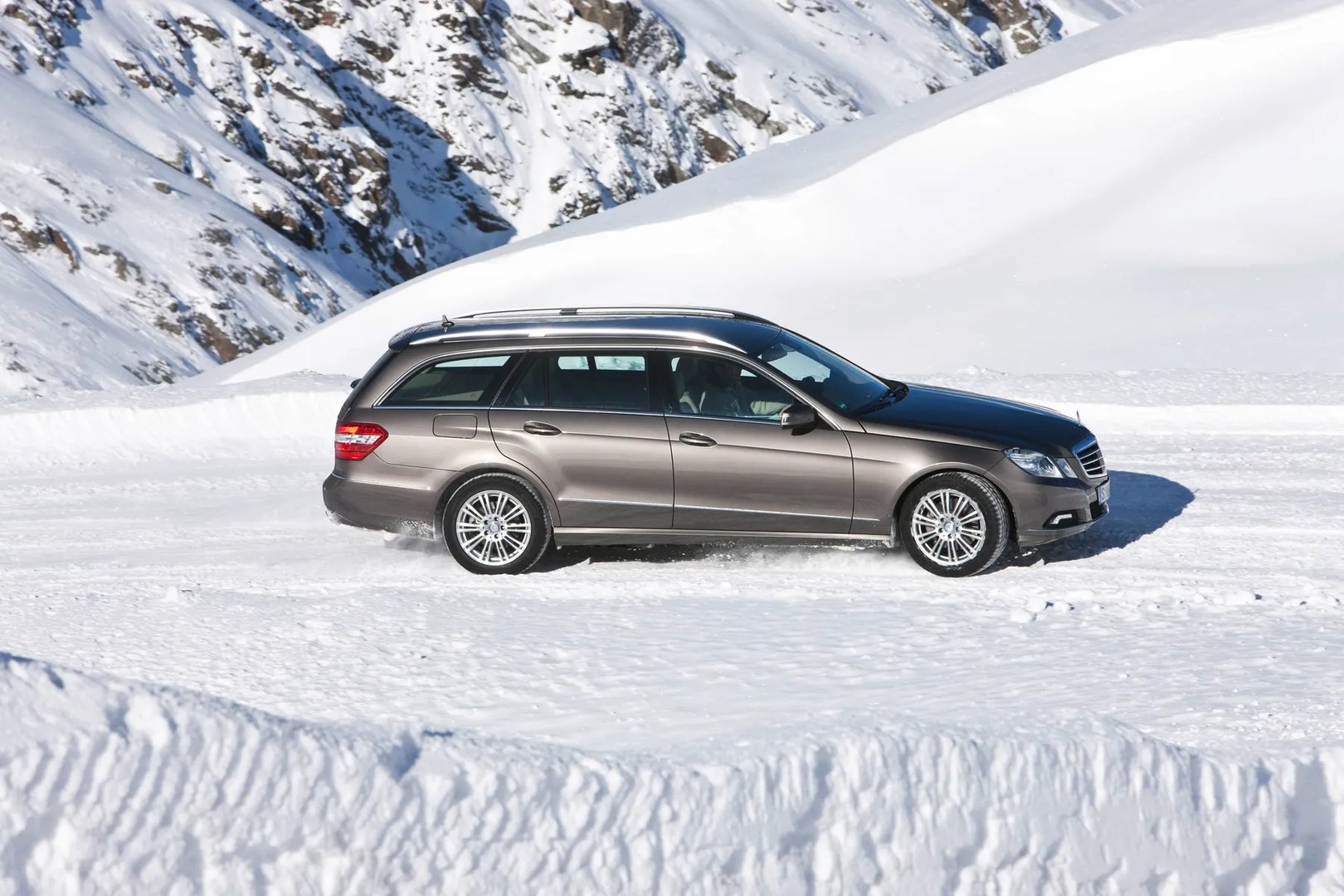 Mercedes_E-Class_4_generation__Estate_5-door__11.jpg