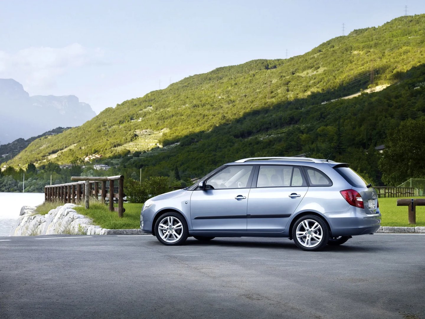 Skoda_Fabia_2_generation__Estate_5-door__8.jpg
