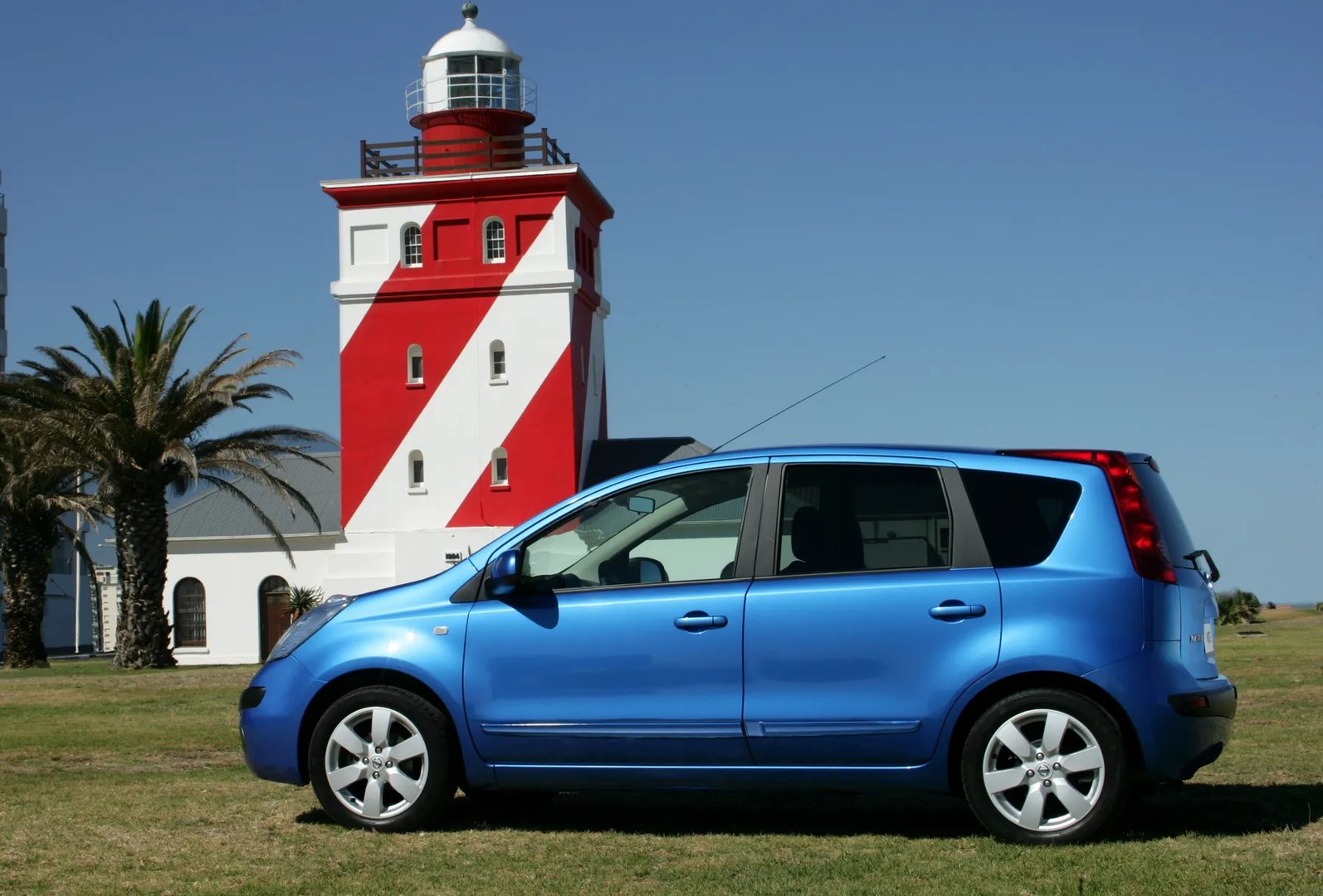Nissan_Note_1_generation__Hatchback_5-door__6.jpg
