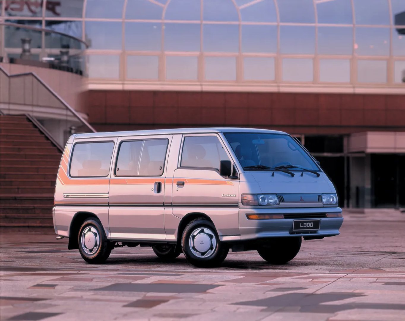 Mitsubishi_L300_2_generation__Minivan__4.jpg