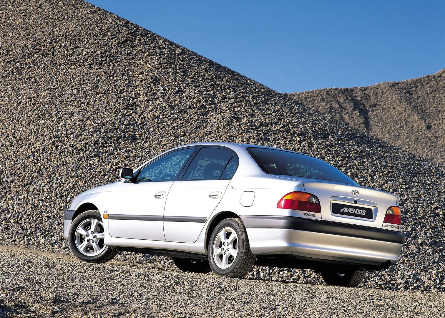 Toyota_Avensis_1_generation__Sedan__6.jpg