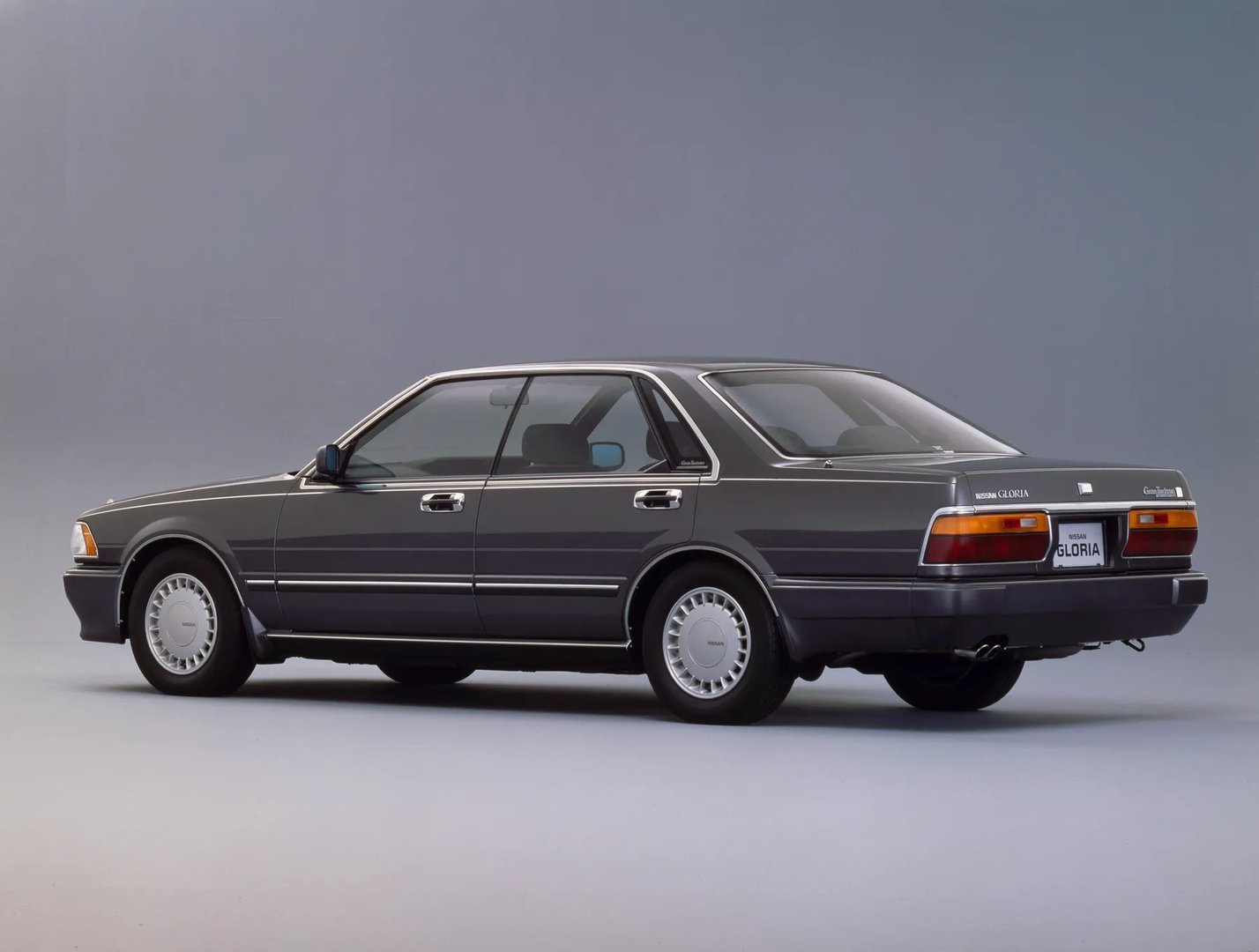 Nissan_Gloria_8_generation__Sedan__3.jpg