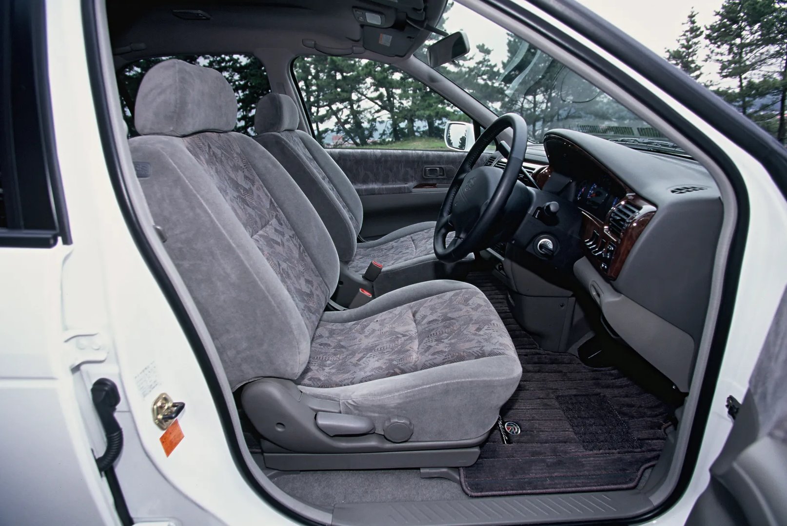 Nissan_R'nessa_1_generation__Estate_5-door__3.jpg