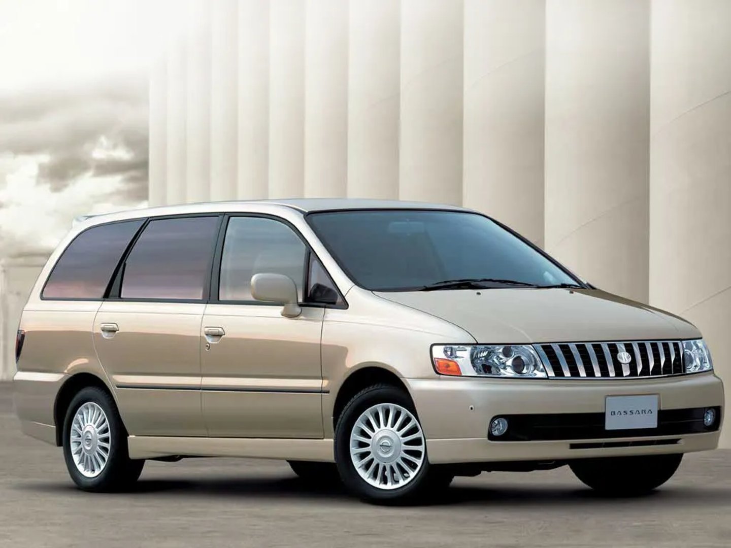 Nissan_Bassara_1_generation__Minivan__2.jpg