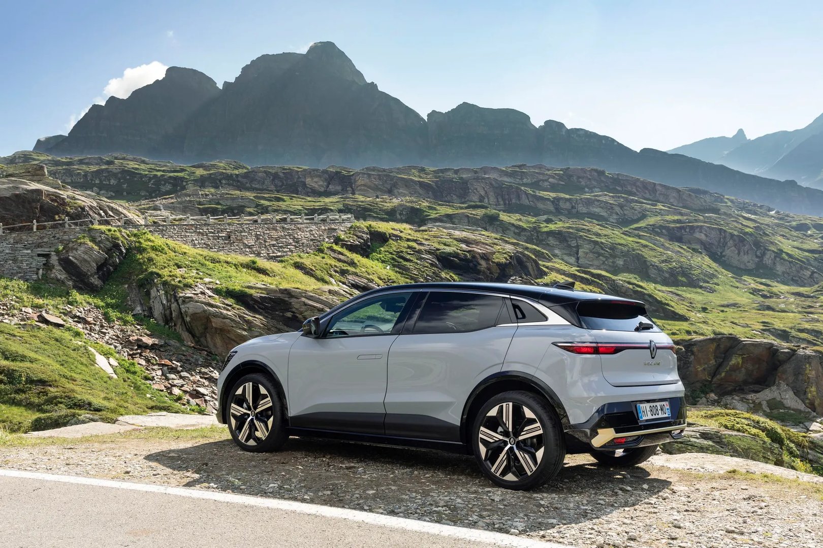 Renault_Megane_E-Tech_1_generation__Hatchback_5-door__2.jpg