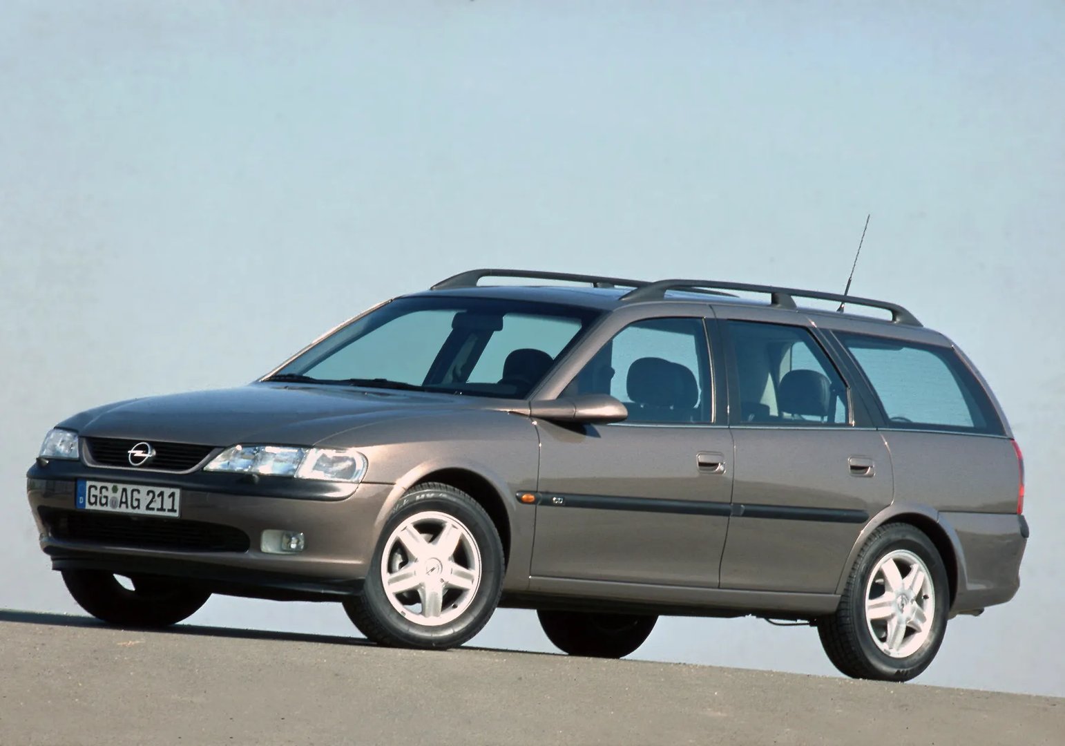 Opel_Vectra_2_generation__Estate_5-door__4.jpg
