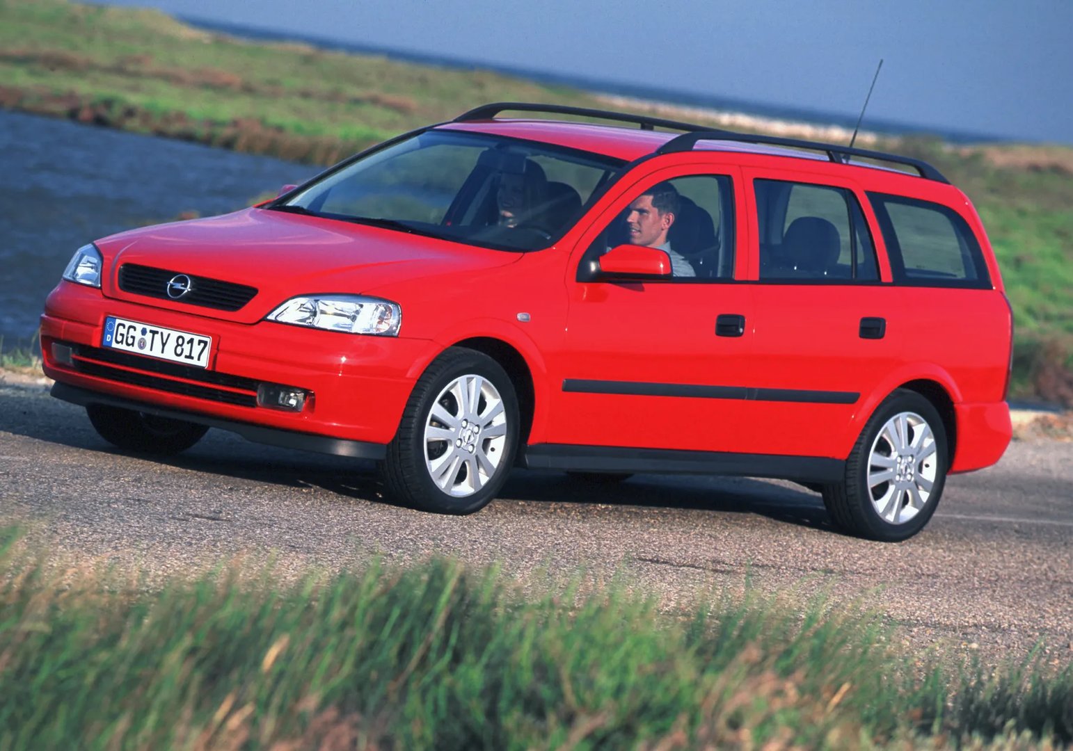 Opel_Astra_2_generation__Estate_5-door__5.jpg