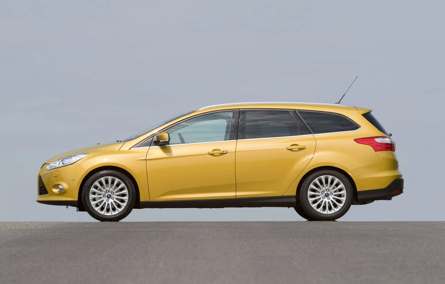 Ford_Focus_3_generation__Estate_5-door__11.jpg