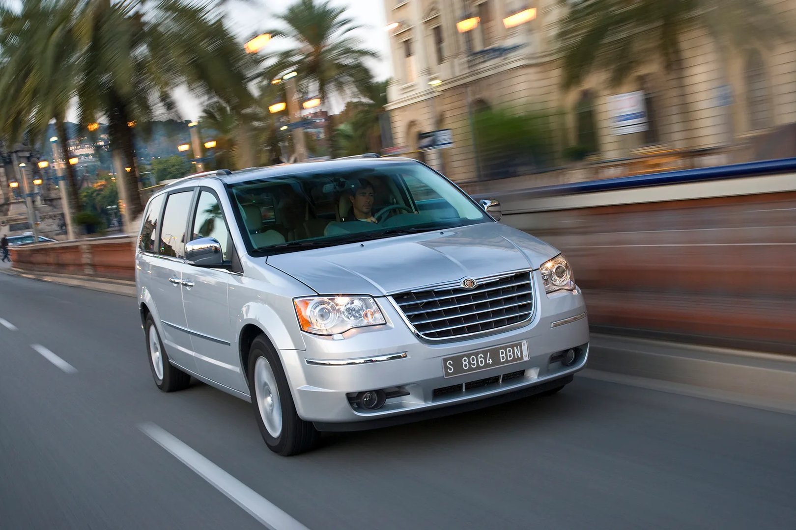 Chrysler_Grand_Voyager_5_generation__Minivan__9.jpg